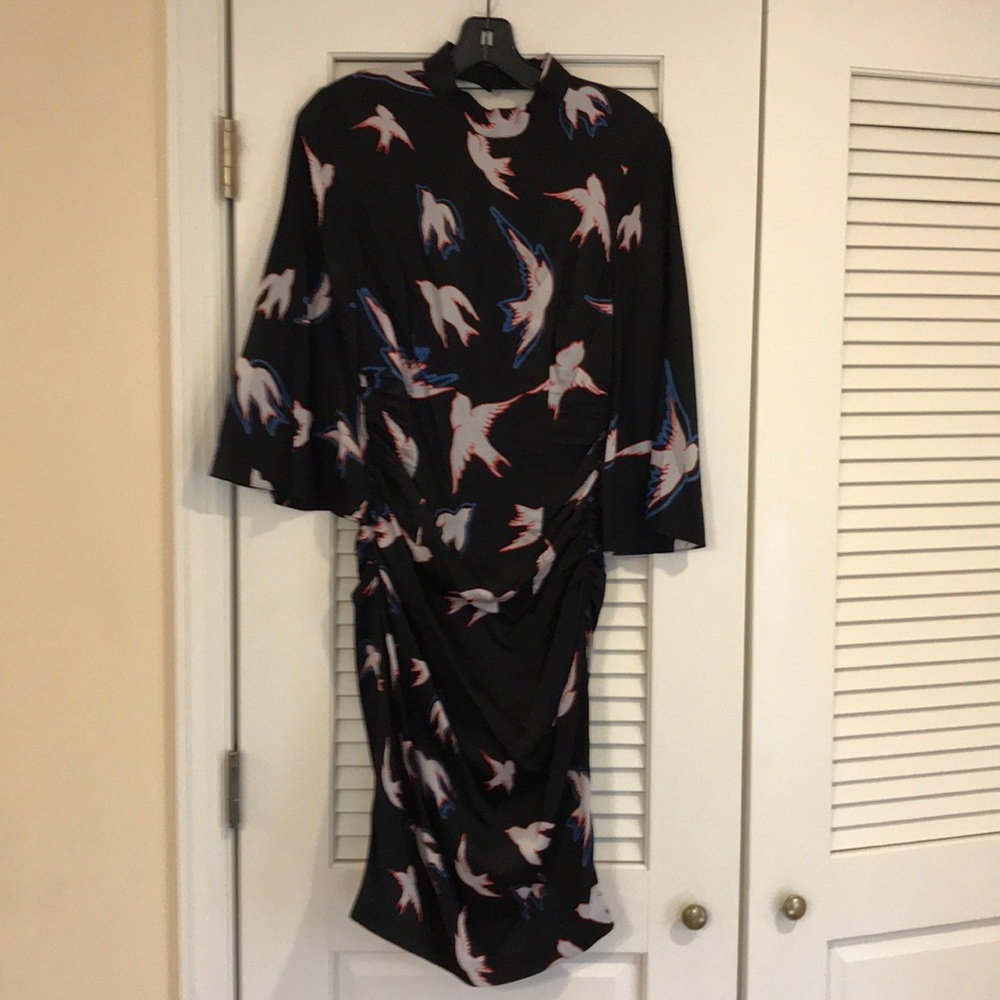 Sexy form fitting midi dress!